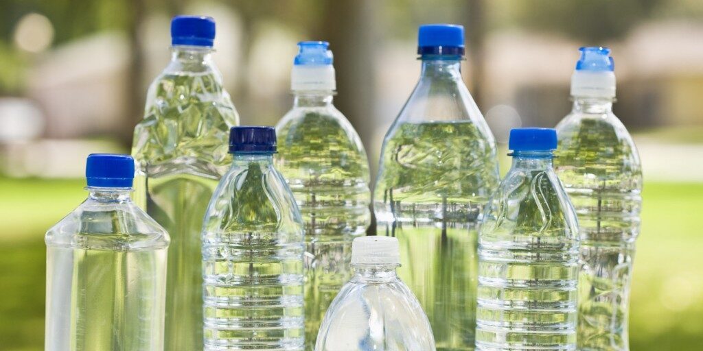 Variedad de botellas de agua que repartimos a domicilio