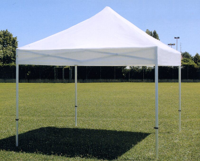Tenda branca para eventos montada no exterior