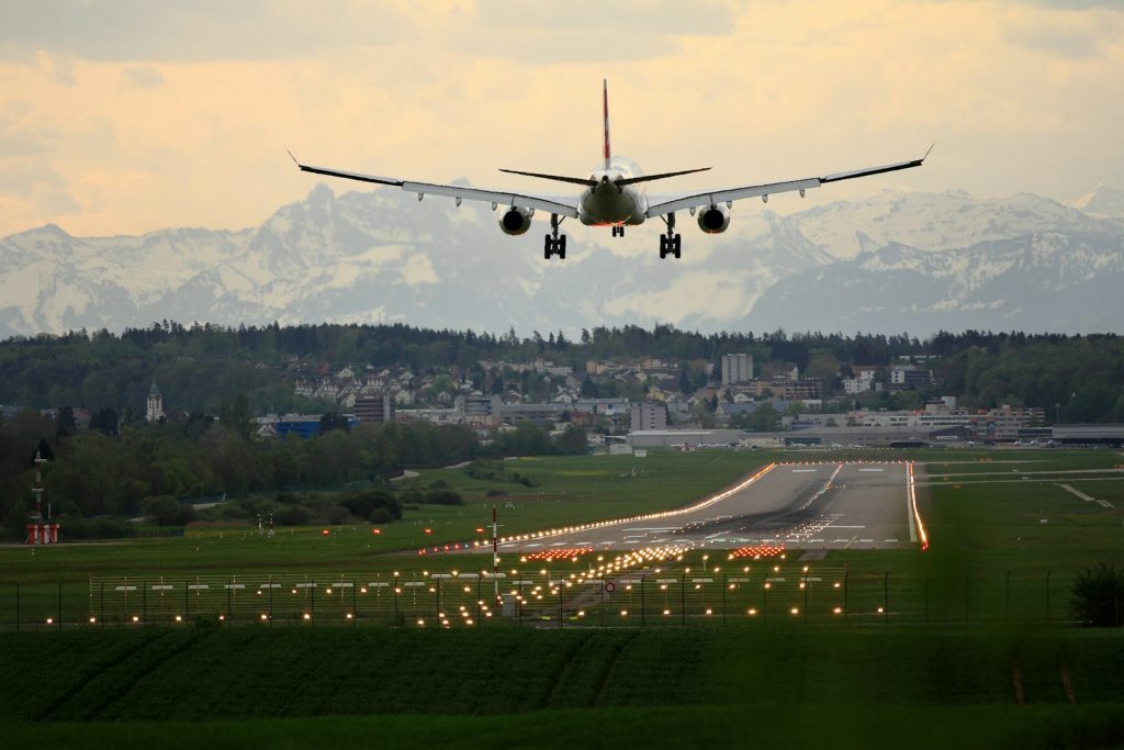 Avión aterrizando: transporte aéreo internacional