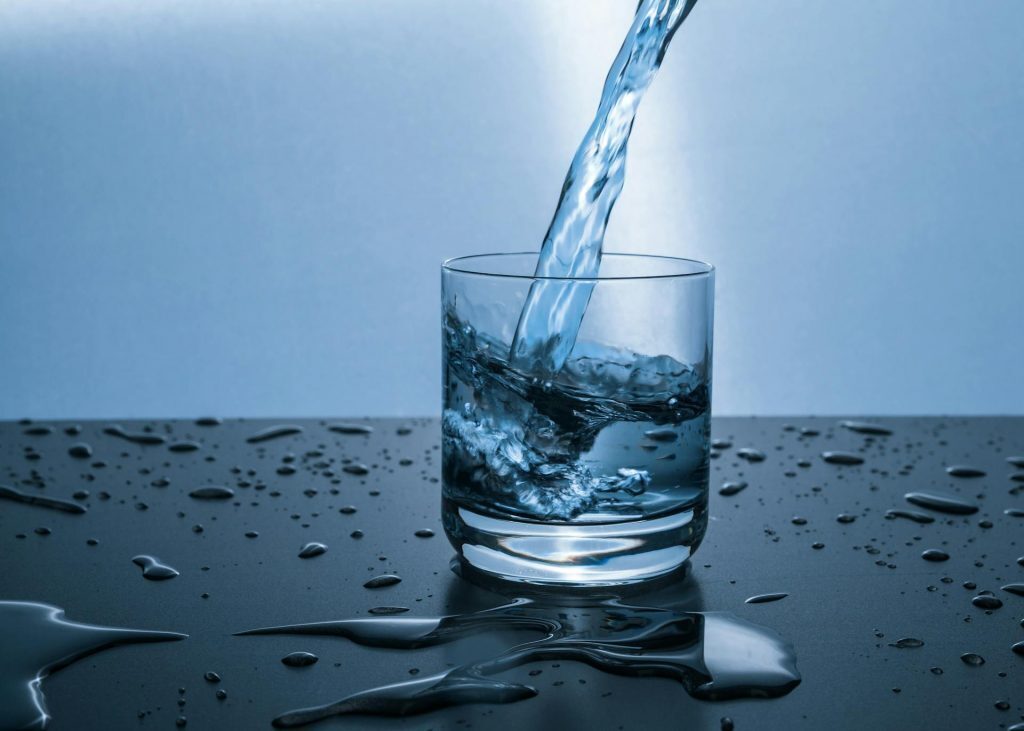 Vaso de agua siendo servido