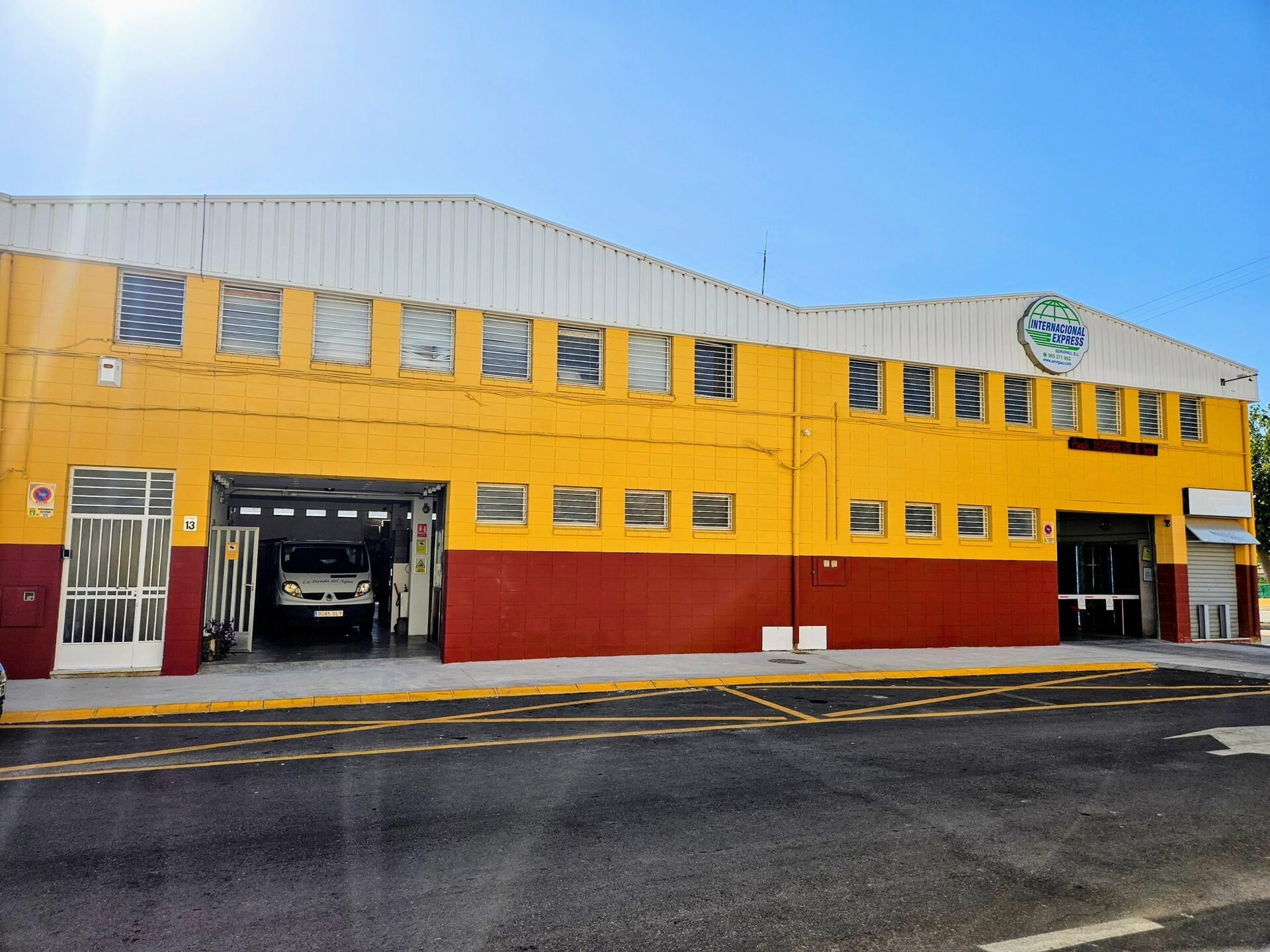 Fachada de Servipau vista en esquina