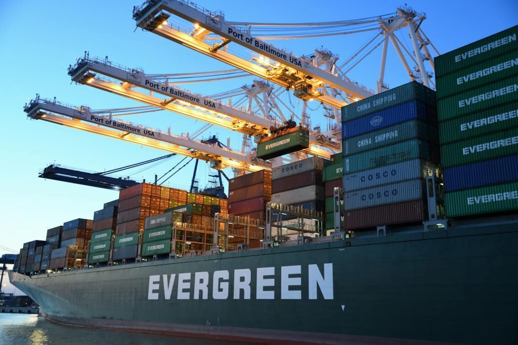 Puerto de contenedores con grúas en operativa marítima
