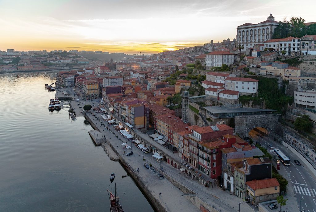 Vista aérea de la Ribeira de Oporto al atardecer