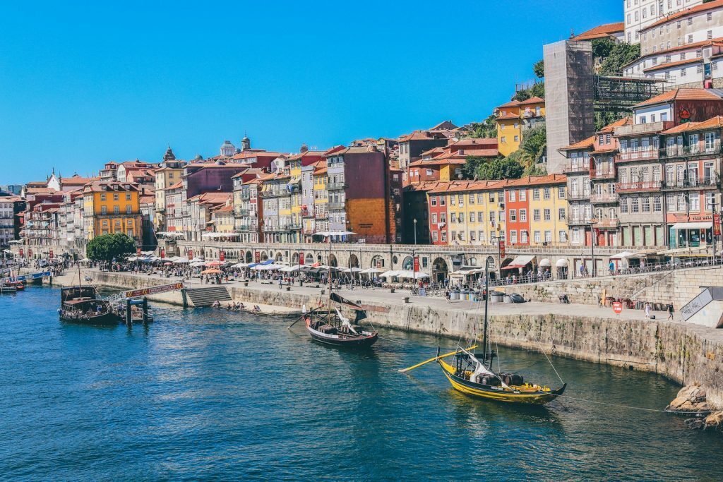 Ribeira de Oporto con barcos rabelos en el Duero
