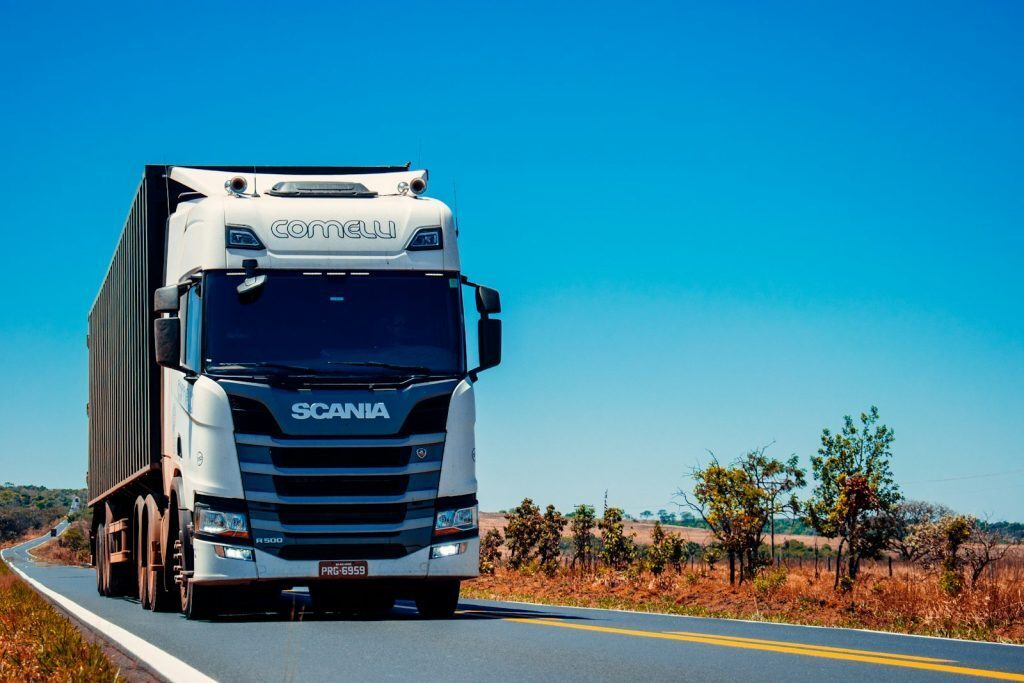 Camión de transporte internacional en ruta hacia Portugal