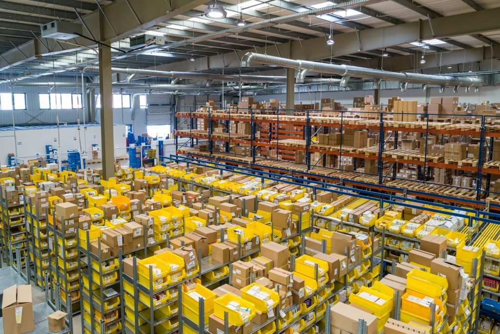 Almacén logístico con estanterías y bandejas de picking