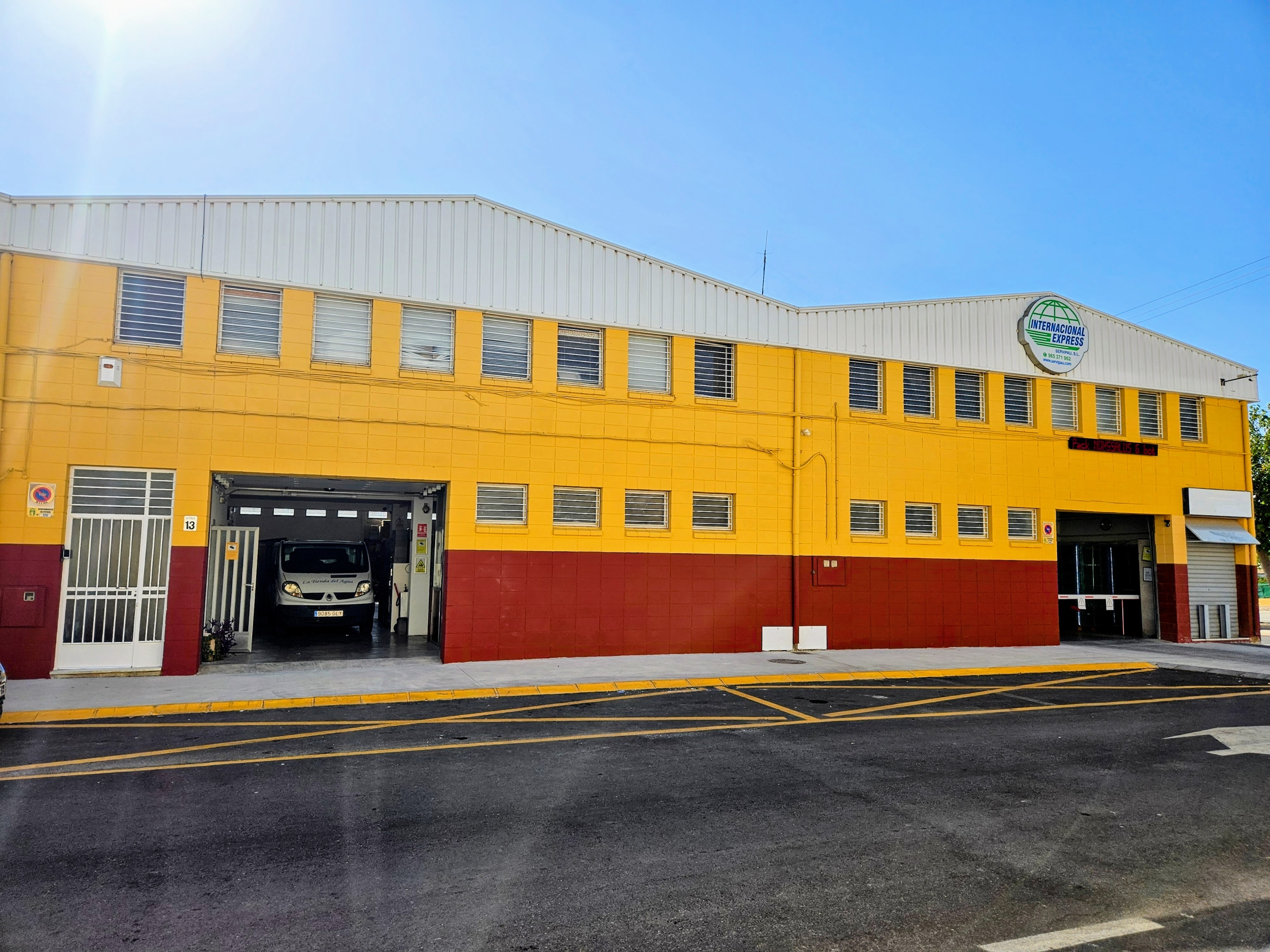 Esquina exterior de la sede de Servipau en Petrer