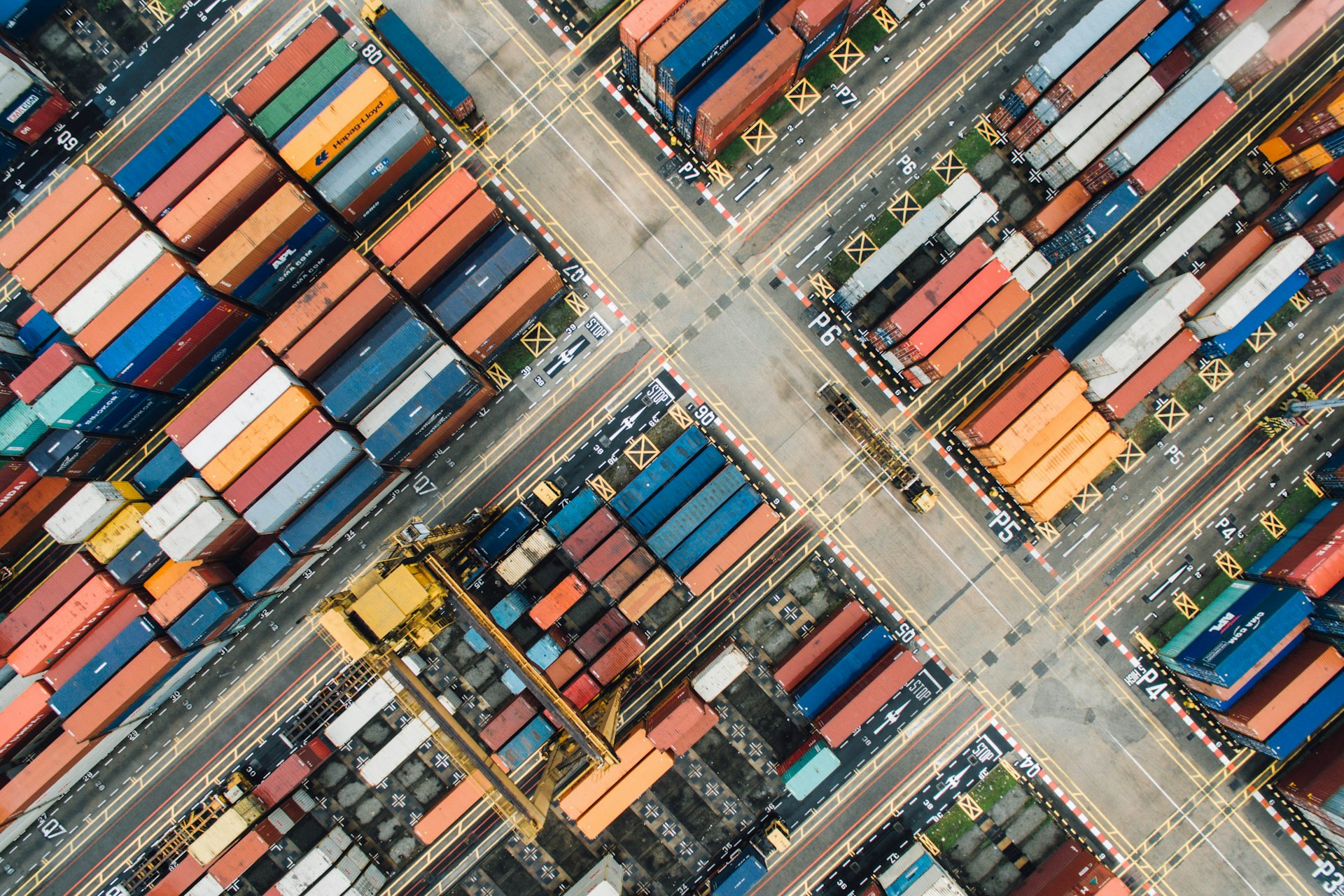 Vista aérea de terminal portuaria con contenedores apilados